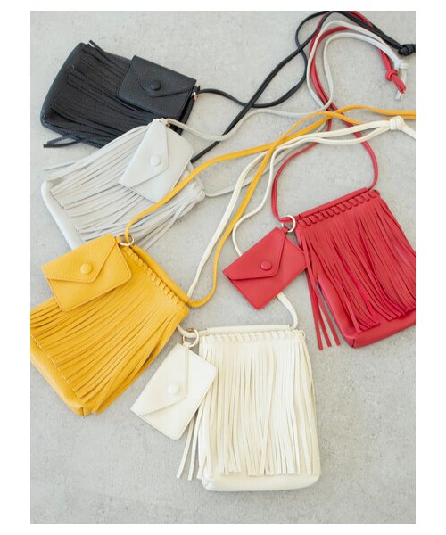 Green　Parks（グリーンパークス）の「【予約】・cache cache フリンジショルダー（財布/小物・アイボリー/グレー/ブラック/レッド/イエロー・F）」の2枚目の写真