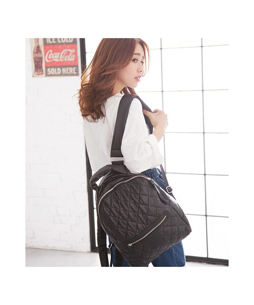 gracegift（グレースギフト）の「日系簡約 韓國素面光澤感菱格紋後背包（バッグ・レディース・黑・F）」の2枚目の写真
