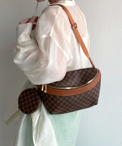 w closet(ダブルクローゼット)の「★先行予約★ミニポーチ付きボディバッグ【5月中旬入荷】(バッグ・レディース・ブラック/キャメル/ブルー・FREE)」の2枚目の写真