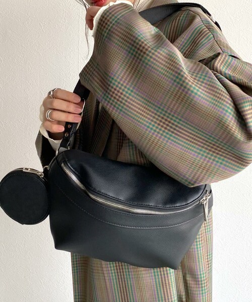 w closet(ダブルクローゼット)の「★先行予約★ミニポーチ付きボディバッグ【5月中旬入荷】(バッグ・レディース・ブラック/キャメル/ブルー・FREE)」の7枚目の写真