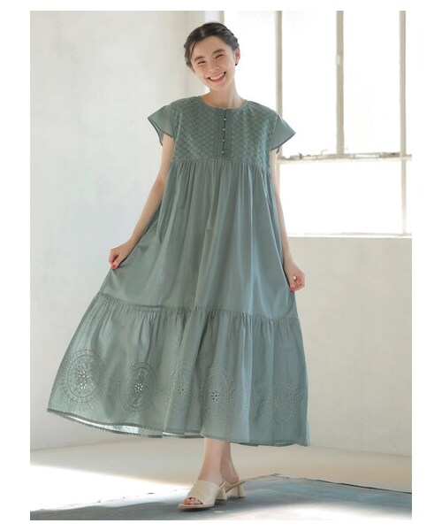 Green　Parks（グリーンパークス）の「・ESCAR アイレットティアードワンピース（ワンピース/ドレス・ブラック/グリーン・F）」の3枚目の写真