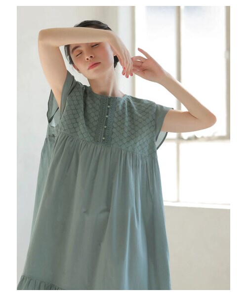 Green　Parks（グリーンパークス）の「・ESCAR アイレットティアードワンピース（ワンピース/ドレス・ブラック/グリーン・F）」の6枚目の写真