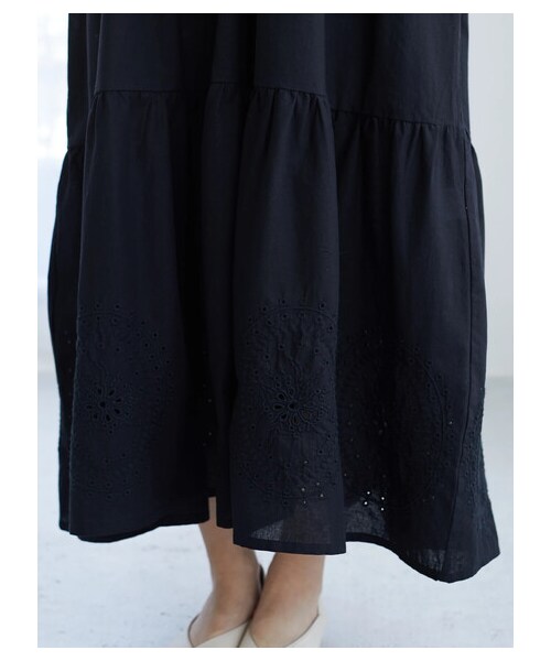 Green　Parks（グリーンパークス）の「・ESCAR アイレットティアードワンピース（ワンピース/ドレス・ブラック/グリーン・F）」の13枚目の写真