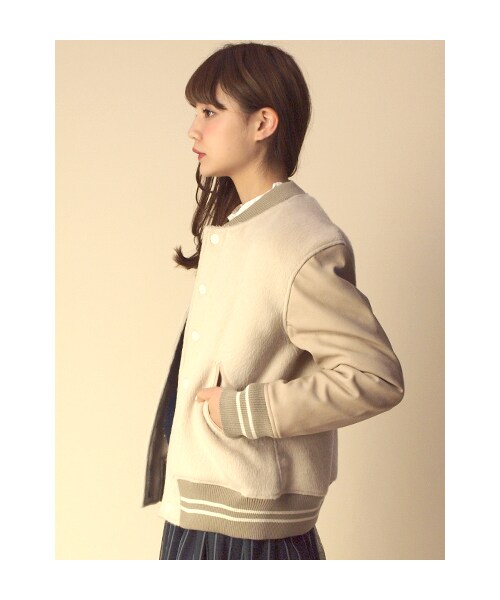 w closet(ダブルクローゼット)の「スタジャン(トップス・レディース・L.ベージュ/ネイビー・FREE)」の4枚目の写真