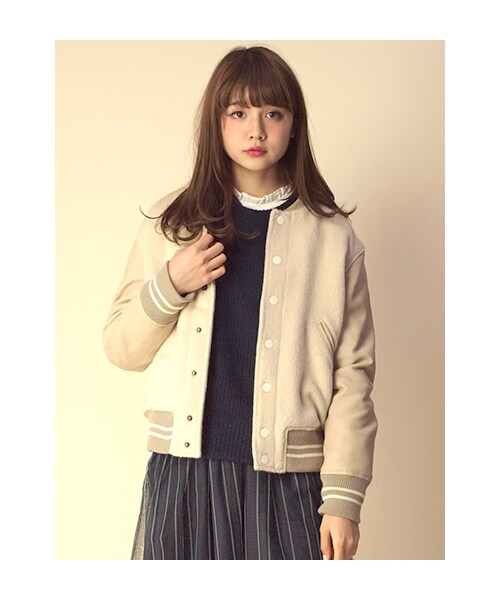 w closet(ダブルクローゼット)の「スタジャン(トップス・レディース・L.ベージュ/ネイビー・FREE)」の1枚目の写真