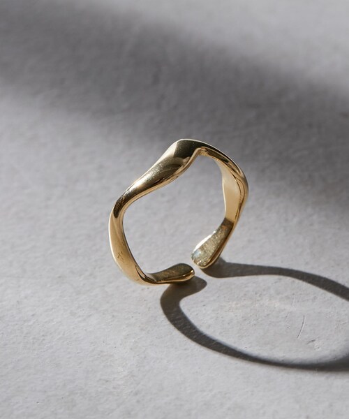 ear PAPILLONNER（イアパピヨネ）の「ステンレスウェーブリング（リング・レディース・ゴールド/シルバー・ONE）」の2枚目の写真