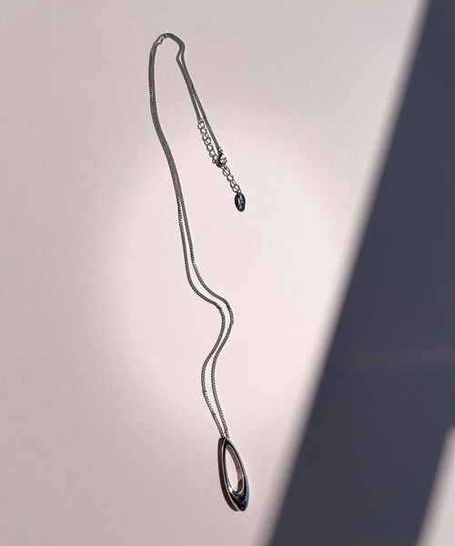 RIVE DROITE（リヴドロワ）の「予約【ワンポイントがアクセントに！】オーバルロングネックレス（ネックレス・レディース・ゴールド/シルバー・F）」の2枚目の写真