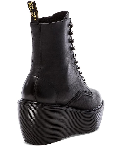 Dr. Martens（ドクターマーチン）の「Dr. Martens Jamila 10-Tie Ski Hook Boot（ブーツ・レディース・Black・10/7/8/9/6）」の2枚目の写真