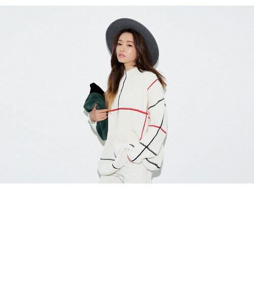 STYLENANDA（スタイルナンダ）の「ラインポイントプチハイネックオーバーサイズニット（トップス・レディース・ブラウン/アイボリー・フリーサイズ）」の13枚目の写真