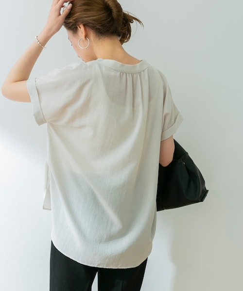 【新品未使用タグつき】アーバンリサーチ エアリー Vネック 半袖 シャツ URBAN RESEARCH（アーバンリサーチ）の「エアリーVネック半袖