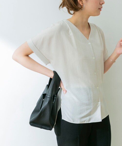 【新品未使用タグつき】アーバンリサーチ エアリー Vネック 半袖 シャツ URBAN RESEARCH（アーバンリサーチ）の「エアリーVネック半袖