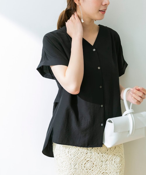 【新品未使用タグつき】アーバンリサーチ エアリー Vネック 半袖 シャツ URBAN RESEARCH（アーバンリサーチ）の「エアリーVネック半袖