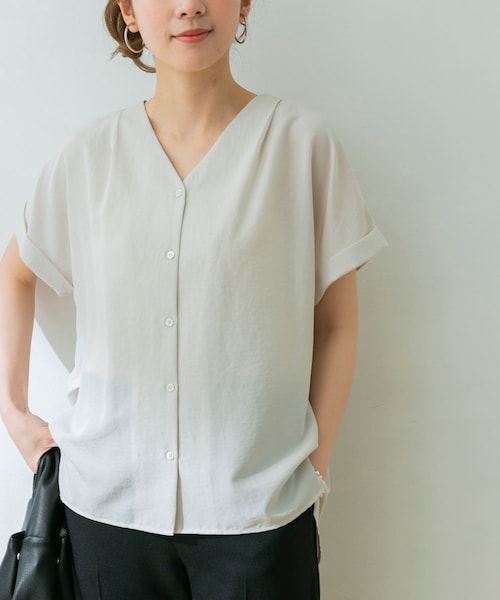 【新品未使用タグつき】アーバンリサーチ エアリー Vネック 半袖 シャツ URBAN RESEARCH（アーバンリサーチ）の「エアリーVネック半袖