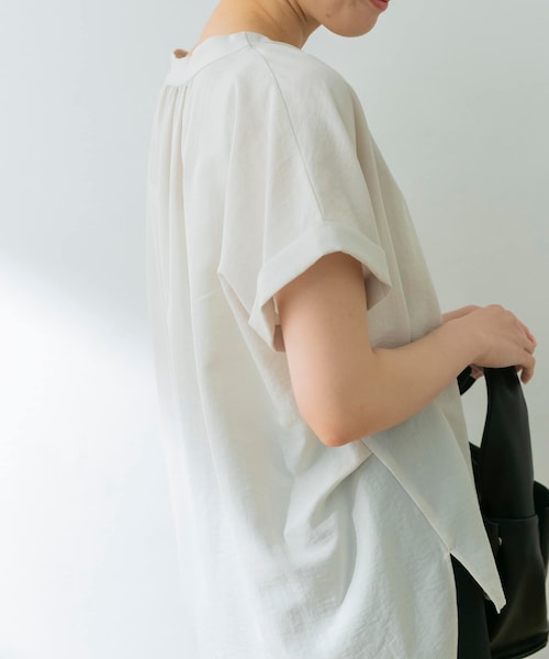 【新品未使用タグつき】アーバンリサーチ エアリー Vネック 半袖 シャツ URBAN RESEARCH（アーバンリサーチ）の「エアリーVネック半袖