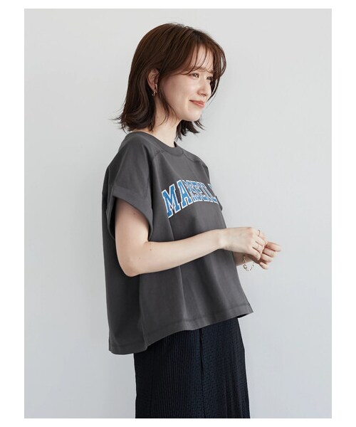 Green　Parks（グリーンパークス）の「・Petit Fleur カレッジロゴptTシャツ（トップス・オフホワイト/チャコールグレー/ブラック/グリーン・F）」の5枚目の写真