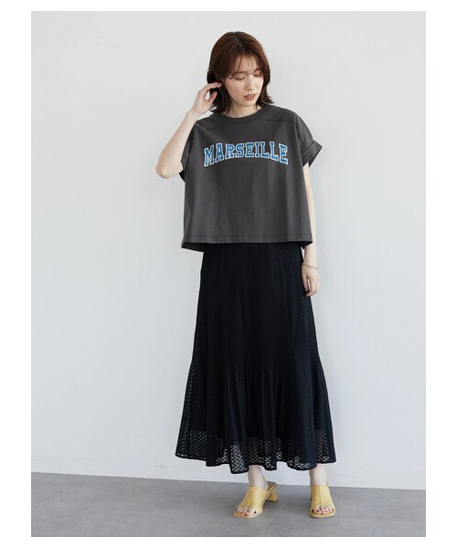 Green　Parks（グリーンパークス）の「・Petit Fleur カレッジロゴptTシャツ（トップス・オフホワイト/チャコールグレー/ブラック/グリーン・F）」の2枚目の写真