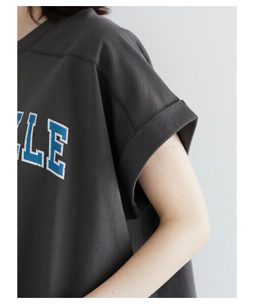 Green　Parks（グリーンパークス）の「・Petit Fleur カレッジロゴptTシャツ（トップス・オフホワイト/チャコールグレー/ブラック/グリーン・F）」の8枚目の写真