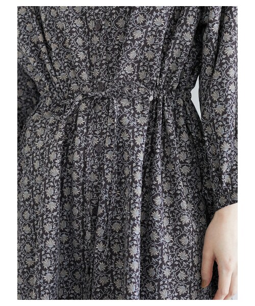 Green Parks(グリーンパークス)の「小花柄ワンピース(ワンピース/ドレス・ブラック/ブルー・F)」の9枚目の写真