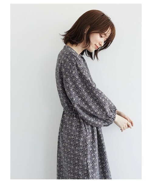 Green Parks(グリーンパークス)の「小花柄ワンピース(ワンピース/ドレス・ブラック/ブルー・F)」の4枚目の写真