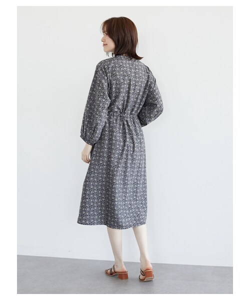 Green Parks(グリーンパークス)の「小花柄ワンピース(ワンピース/ドレス・ブラック/ブルー・F)」の3枚目の写真