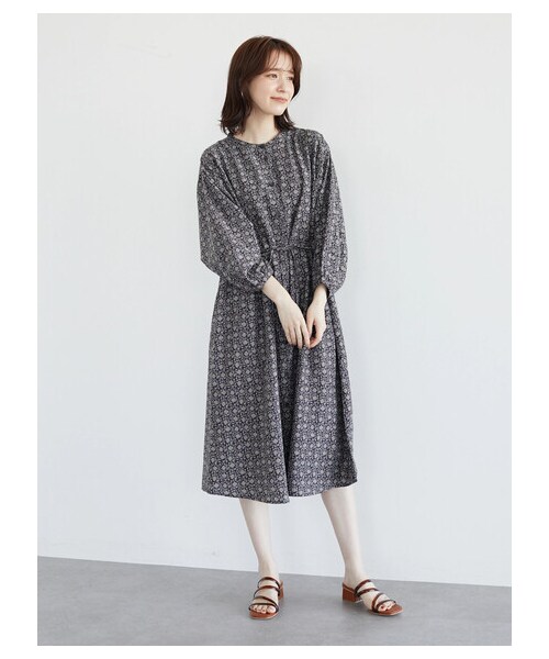 Green Parks(グリーンパークス)の「小花柄ワンピース(ワンピース/ドレス・ブラック/ブルー・F)」の1枚目の写真