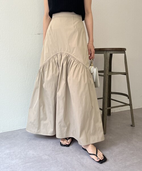 CAPRICIEUX LE'MAGE(カプリシューレマージュ)の「ラウンドティアードリバスカート(スカート・レディース・ベージュ/グリーン・F)」の1枚目の写真