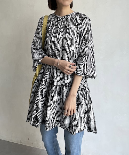 CAPRICIEUX LE'MAGE（カプリシューレマージュ）の「スクエアプリントチュニック（シャツ/ブラウス・レディース・グリーン/ブラック・F）」の2枚目の写真