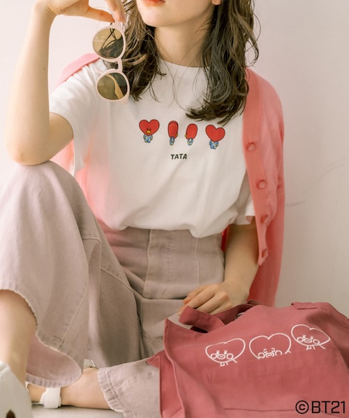 OLIVE des OLIVE(オリーブデオリーブ)の「BT21サインプリントTシャツ(Tシャツ/カットソー・レディース・オフホワイト/ピンク/サックスブルー/イエロー/パープル/ブラウン/レッド・FREE)」の1枚目の写真