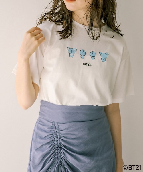 OLIVE des OLIVE(オリーブデオリーブ)の「BT21サインプリントTシャツ(Tシャツ/カットソー・レディース・オフホワイト/ピンク/サックスブルー/イエロー/パープル/ブラウン/レッド・FREE)」の2枚目の写真
