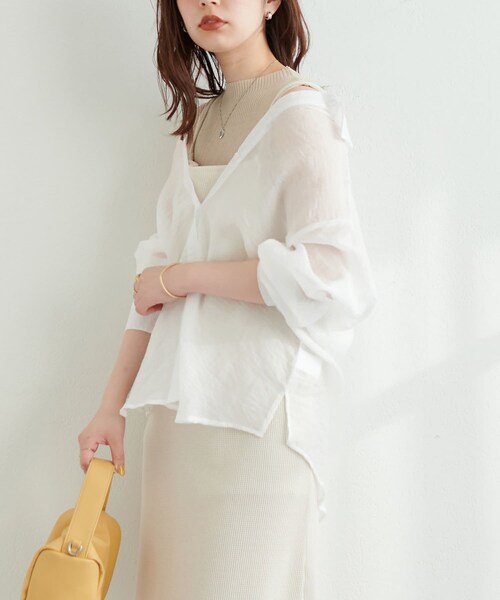 natural couture(ナチュラルクチュール)の「WEB限定カラー有り/コレ1着でコーデが決まる シアーシャツ×リブニットセット(シャツ/ブラウス・レディース・オフホワイト/ベージュ/ピンク/グレー/ミント/ブラック・FREE)」の2枚目の写真