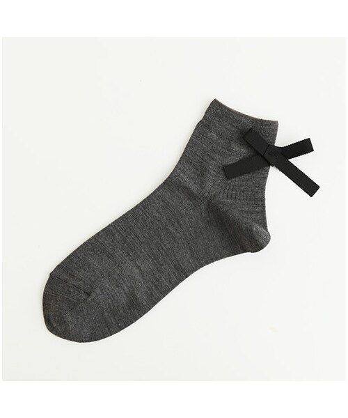 靴下屋（クツシタヤ）の「リボン付きリブショートソックス（ソックス・靴下・レディース・オフホワイト/クロ/チャコールモク/ダークレッド/ターコイズブルー/ブルーブラック・22.0～24.0cm）」の3枚目の写真