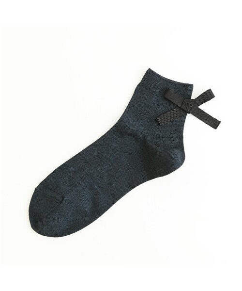 靴下屋（クツシタヤ）の「リボン付きリブショートソックス（ソックス・靴下・レディース・オフホワイト/クロ/チャコールモク/ダークレッド/ターコイズブルー/ブルーブラック・22.0～24.0cm）」の6枚目の写真