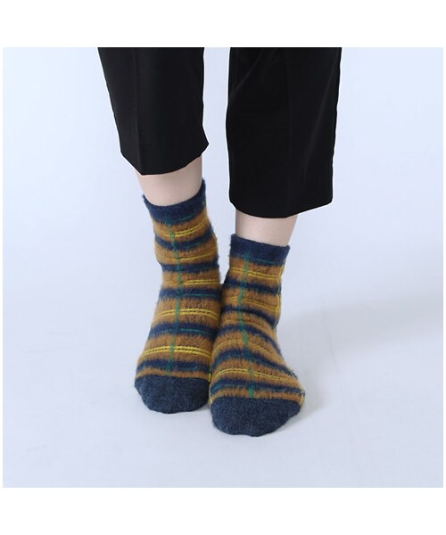 靴下屋（クツシタヤ）の「ふわふわチェック柄ショートソックス（ソックス・靴下・レディース・オフホワイト/シルバーグレー/クロ/アカ/ターコイズブルー/ネイビー・22.0～24.0cm）」の8枚目の写真
