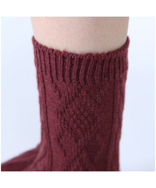 靴下屋（クツシタヤ）の「毛混ダイヤケーブルソックス（ソックス・靴下・レディース・オフホワイト/キナリ/クロ/グレーモク/チャコールモク/モカチャ/ダークレッド/エンジモク/ダークオレンジ/キイロ/グリーン/インディゴモク・22.0～24.0cm）」の17枚目の写真