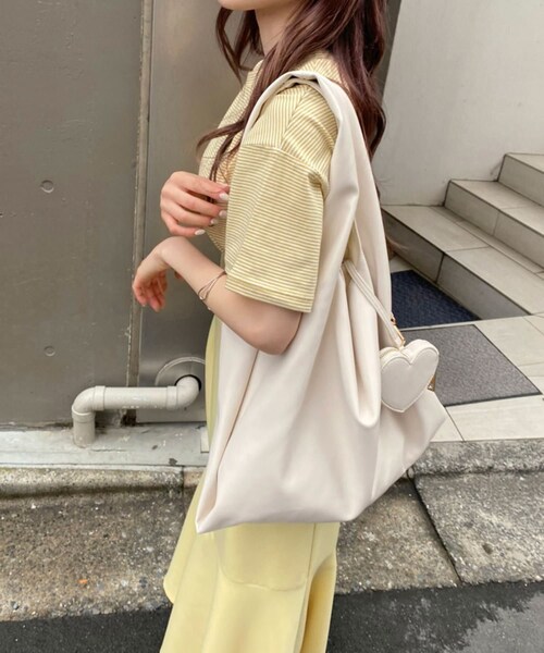 one after another NICE CLAUP(ワンアフターアナザーナイスクラップ)の「ポーチ付きトートバッグ(ショルダーバッグ・レディース・オフホワイト/その他1/ブラック・0)」の2枚目の写真