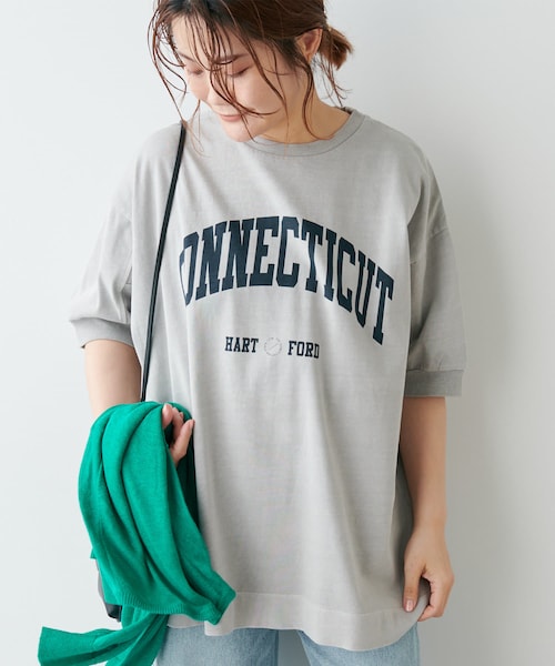 PUAL CE CIN（ピュアルセシン）の「ピグメントロゴプリントTシャツ（Tシャツ/カットソー・レディース・アイボリー/グレイッシュベージュ/ブルー・FREE）」の2枚目の写真