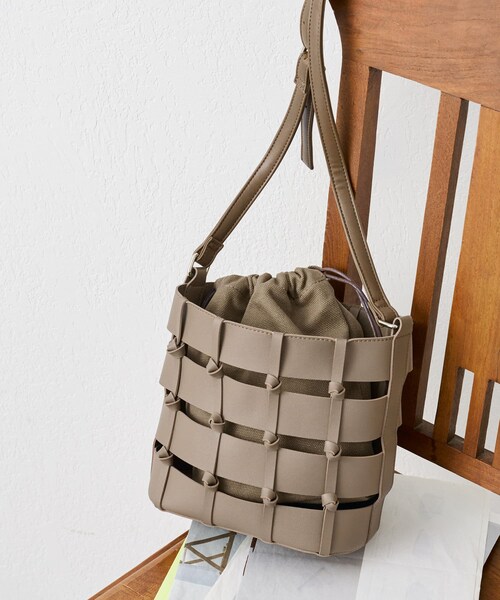 COLONY 2139（コロニートゥーワンスリーナイン）の「巾着付きメッシュバケツバッグ（ショルダーバッグ・レディース・ブラック/アイボリー/モカ・FREE）」の2枚目の写真