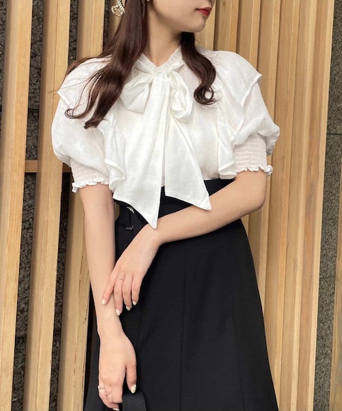 one after another NICE CLAUP(ワンアフターアナザーナイスクラップ)の「ボウタイフリルブラウス(シャツ/ブラウス・レディース・オフホワイト/その他1/オレンジ系その他/ネイビー・0)」の1枚目の写真