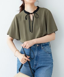 natural couture（ナチュラルクチュール）の「ピンタックデザインがポイント 配色リボンフレア袖ブラウス（その他小物）」