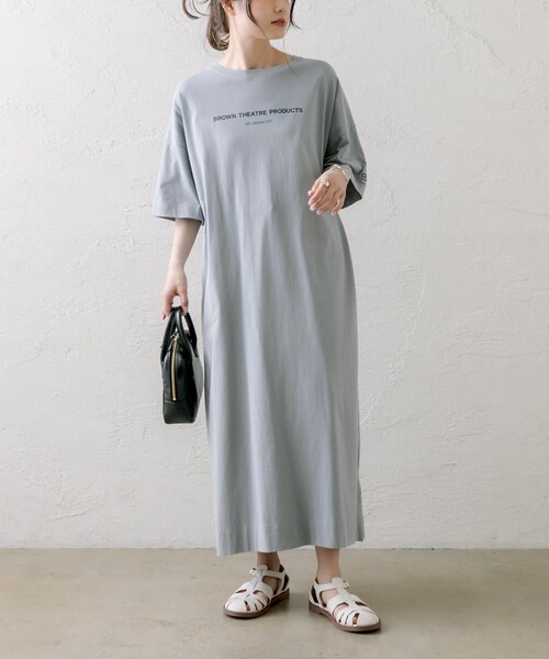 PUAL CE CIN（ピュアルセシン）の「【THEATRE PRODUCTS BORWN】ロゴプリントカットソーワンピース（Tシャツ/カットソー・レディース・グレイッシュベージュ/グレー/ネイビー・FREE）」の2枚目の写真