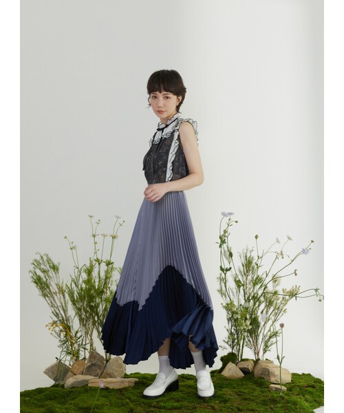 Marjorie（マージョリー）の「最後戰象，星空感壓摺荷葉綁帶上衣（トップス・レディース・黑・S/M）」の2枚目の写真