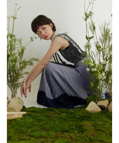 Marjorie（マージョリー）の「最後戰象，星空感壓摺荷葉綁帶上衣（トップス・レディース・黑・S/M）」の3枚目の写真