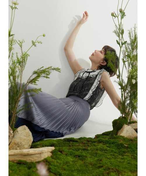 Marjorie（マージョリー）の「最後戰象，星空感壓摺荷葉綁帶上衣（トップス・レディース・黑・S/M）」の5枚目の写真