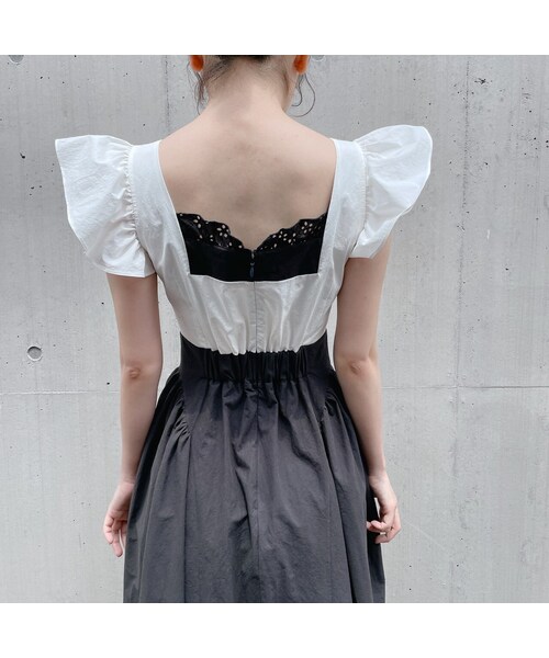 タグ付き　レースバイカラーエプロンワンピース　lillilly リルリリー lilLilly（リルリリー）の「【pain】バイカラーエプロンドレス