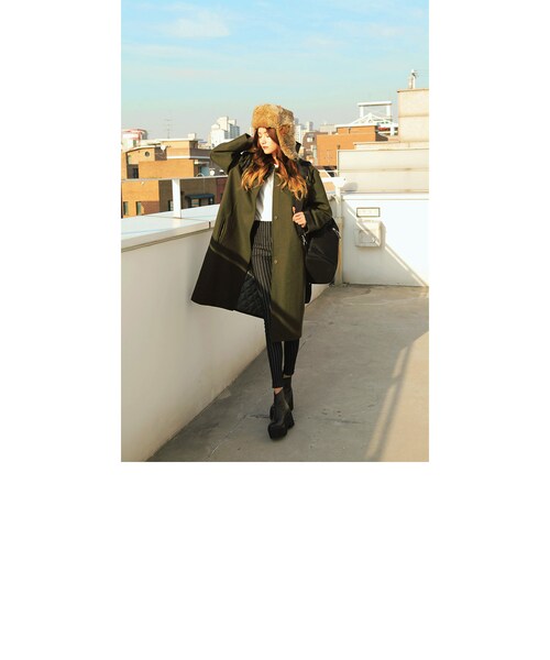 STYLENANDA(スタイルナンダ)の「かかとジッパープラットフォームアンクルブーツ(シューズ・レディース・ホワイト/ブラック・225/230/235/240/245)」の4枚目の写真