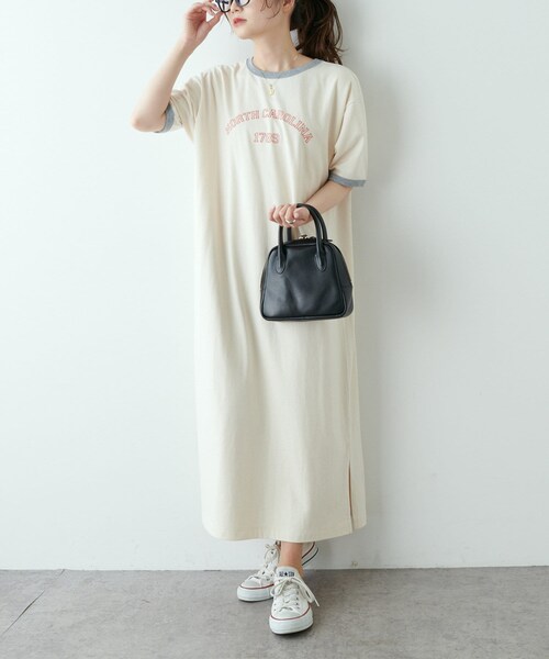 PUAL CE CIN（ピュアルセシン）の「リンガー カレッジロゴ カットソーワンピース（Tシャツ/カットソー・レディース・ナチュラル/グレイッシュベージュ/ネイビー・FREE）」の3枚目の写真