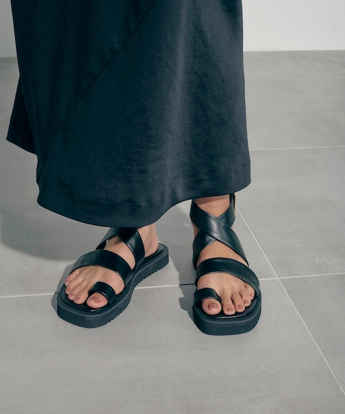 PUBLIC TOKYO(パブリックトウキョウ)の「ウェーブストラップサンダル(その他シューズ・レディース・NAT/IVR/BLK・1/2)」の4枚目の写真