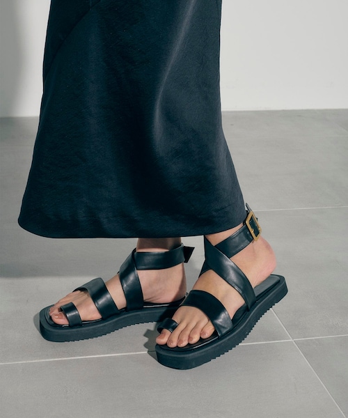 PUBLIC TOKYO(パブリックトウキョウ)の「ウェーブストラップサンダル(その他シューズ・レディース・NAT/IVR/BLK・1/2)」の3枚目の写真