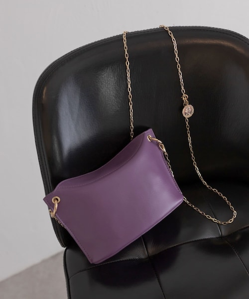 COLLAGE GALLARDAGALANTE（コラージュガリャルダガランテ）の「【PAPILLONNER】チャーム付きチェーンバッグ（トートバッグ・レモンイエロー/パープル/ブラック・F）」の2枚目の写真