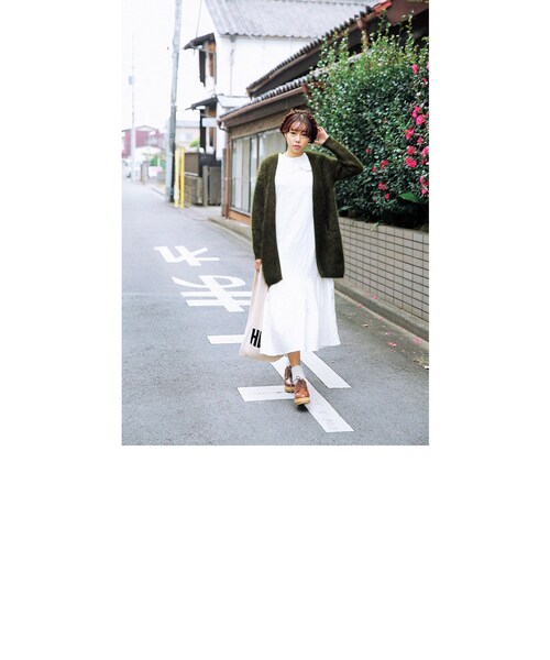 STYLENANDA（スタイルナンダ）の「バックスリットアンゴラシャギーニットカーディガン（ジャケット/アウター・レディース・カーキ/レッド/ブラック・フリーサイズ）」の4枚目の写真